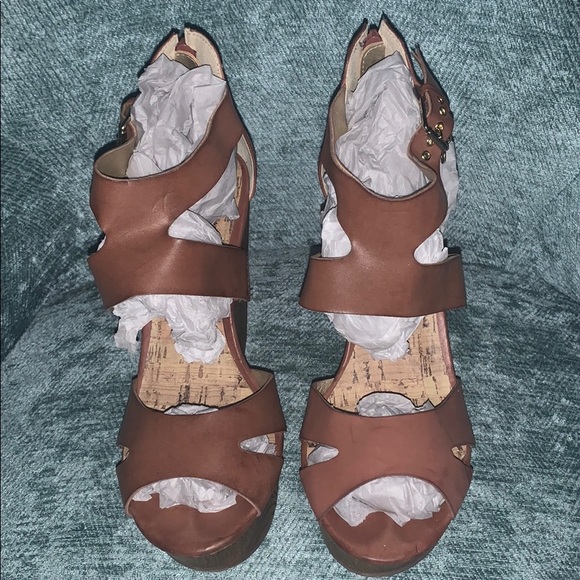 ❄️WINTER SALE PRICE $20❄️ Tan Platform Sandal - Picture 3 of 10